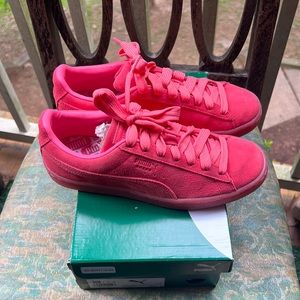 Suede classic Pumas!!! Size 7